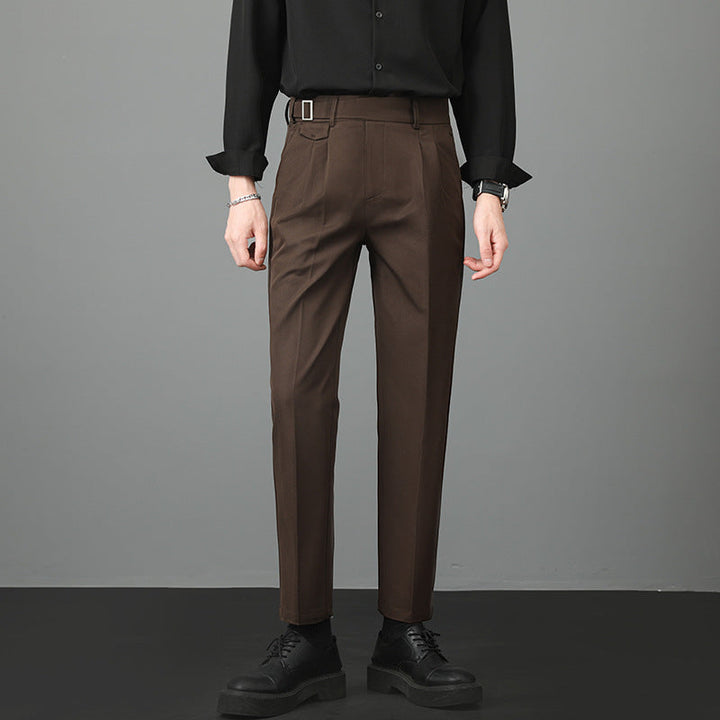 Pantaloni eleganti marroni da uomo, abbinati a camicia nera e scarpe nere. Moda maschile, abbigliamento formale, stile contemporaneo.