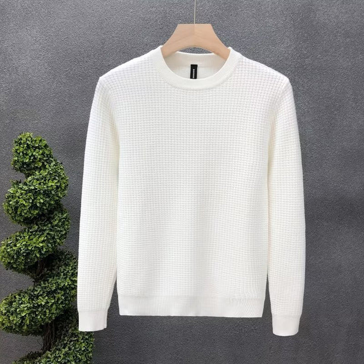 Maglione bianco in lana a trama waffle su appendiabiti, sfondo grigio, moda uomo, abbigliamento invernale elegante, stile casual chic.