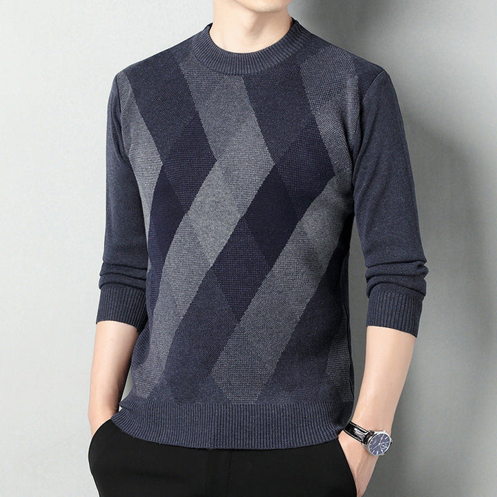 Maglione uomo a rombi blu e grigi, maniche lunghe, indossato da modello senza volto. Stile casual elegante, perfetto per moda autunnale.