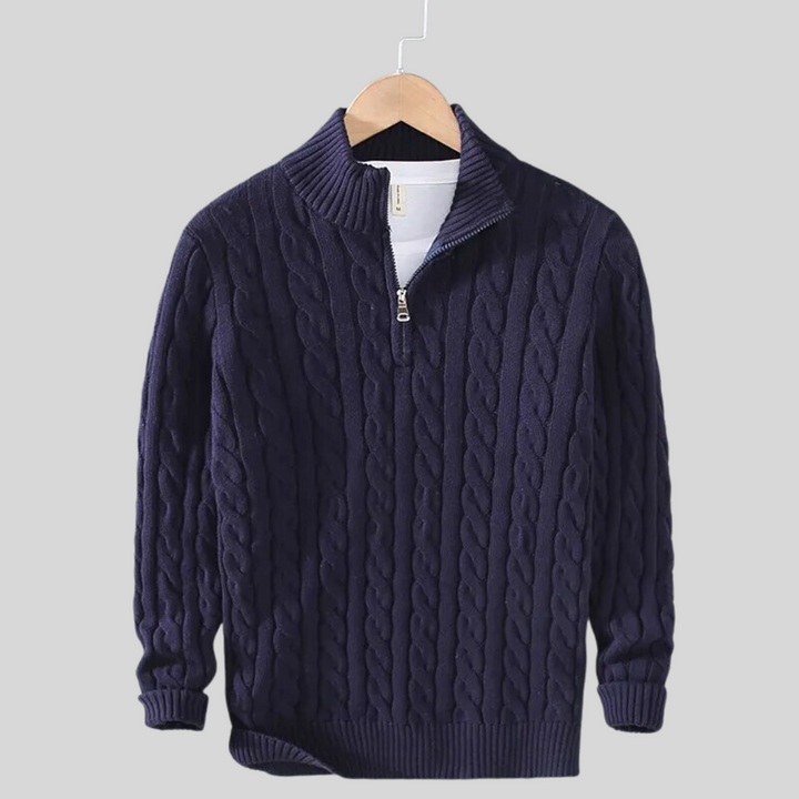 Maglione blu scuro a trecce con zip, appeso su gruccia. Design elegante e caldo, ideale per moda invernale uomo. Maglieria di qualità.