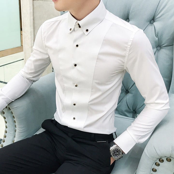 Camicia bianca elegante da uomo con bottoni neri, indossata su pantaloni neri. Stile formale, ideale per ufficio o eventi speciali.