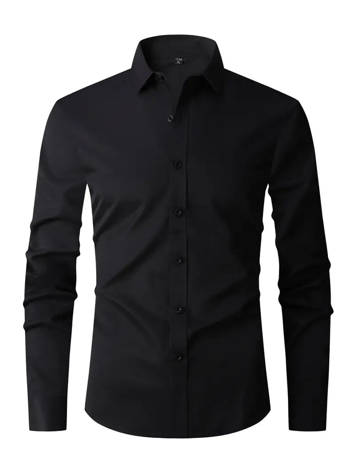 Camicia nera elegante da uomo a maniche lunghe, colletto classico, bottoni frontali. Moda maschile, abbigliamento formale, stile moderno.