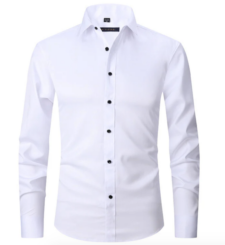 Camicia bianca elegante da uomo con colletto classico e bottoni neri, ideale per abbigliamento formale e ufficio. Tessuto di alta qualità.