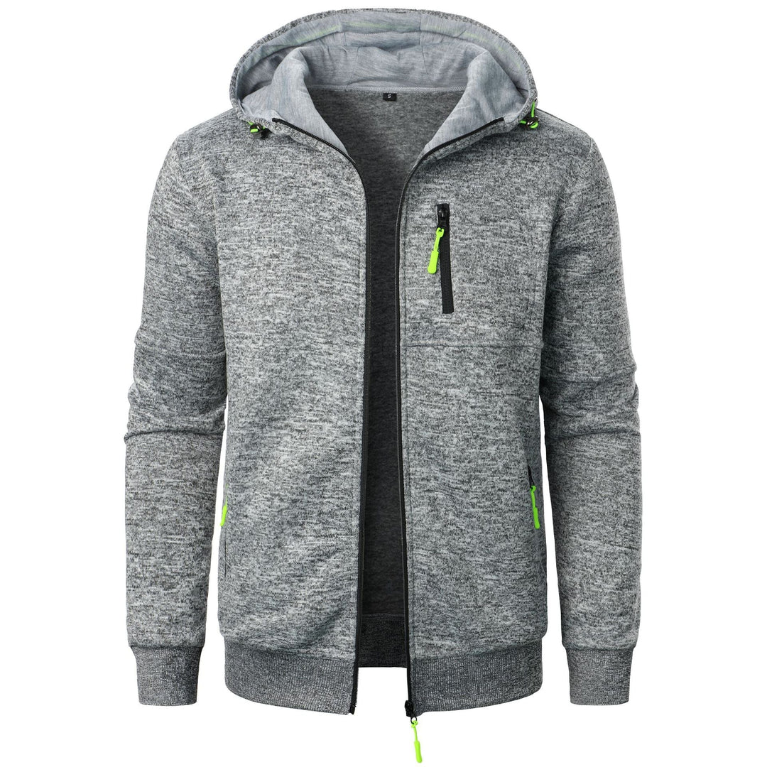 Felpa con cappuccio grigia da uomo, chiusura a zip, dettagli verde neon, tasche laterali e sul petto. Abbigliamento casual, moda autunno-inverno.