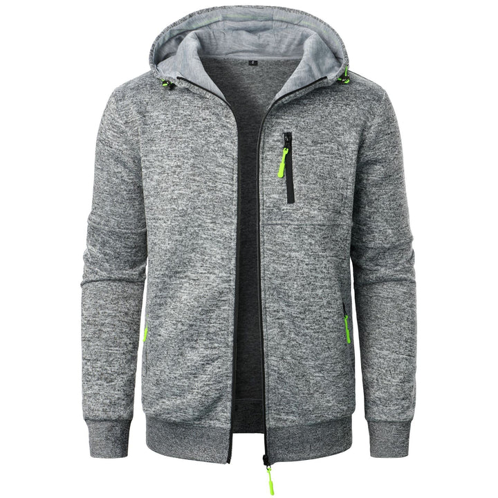 Felpa con cappuccio grigia da uomo, chiusura a zip, dettagli verde neon, tasche laterali e sul petto. Abbigliamento casual, moda autunno-inverno.