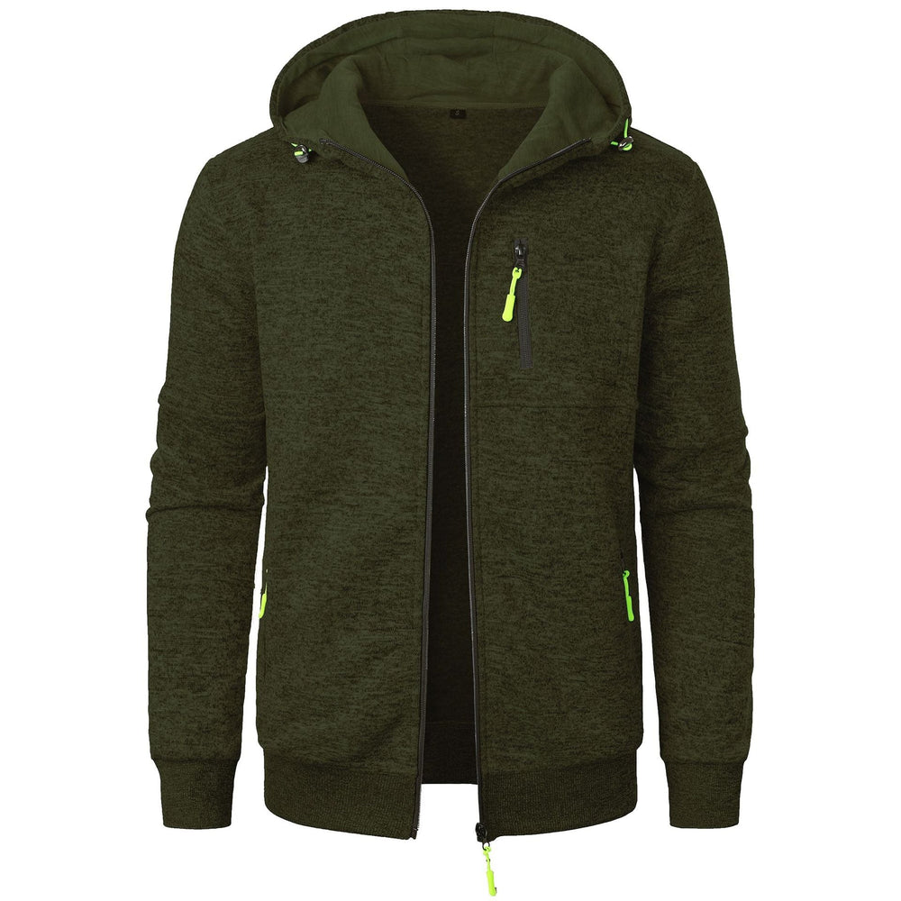 Felpa con cappuccio verde scuro, zip frontale, dettagli giallo fluo, tasche laterali, moda casual uomo, abbigliamento autunnale.