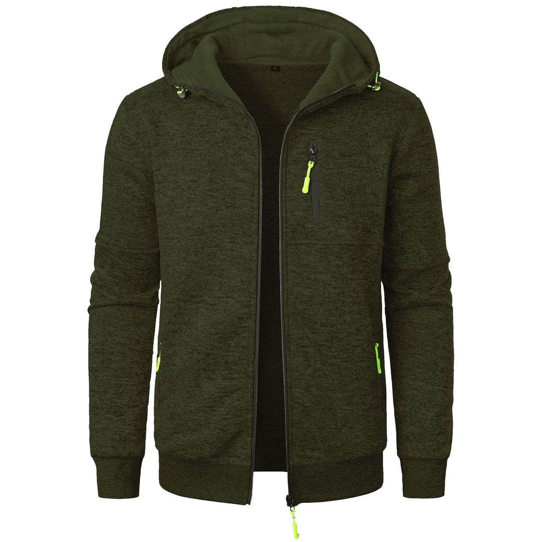 Felpa con cappuccio verde scuro, zip frontale, dettagli giallo fluo, tasche laterali, moda casual uomo, abbigliamento autunnale.