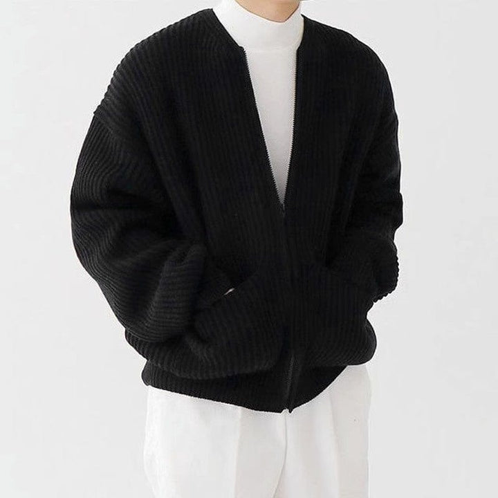Giacca nera a coste su uomo con maglia bianca, stile casual elegante. Moda maschile autunno inverno, abbigliamento moderno e minimalista.