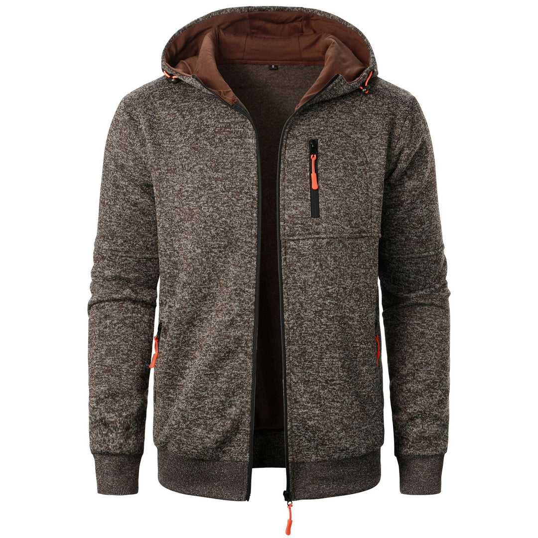 Giacca con cappuccio in pile marrone, chiusura a zip, tasche con cerniera arancione, ideale per l'inverno, moda uomo casual, abbigliamento caldo.