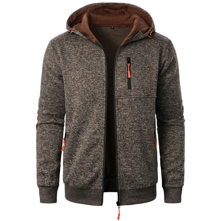 Giacca con cappuccio in pile marrone, chiusura a zip, tasche con cerniera arancione, ideale per l'inverno, moda uomo casual, abbigliamento caldo.