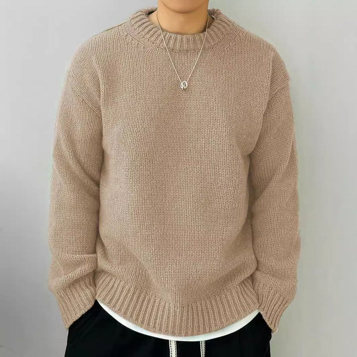 Maglione beige in lana, indossato da una persona, con collana d'argento. Moda autunnale, abbigliamento casual, stile confortevole.