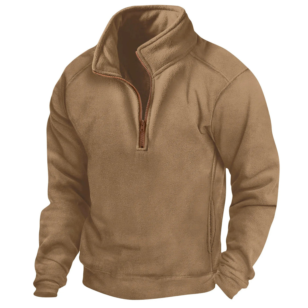 Maglione in pile marrone chiaro con zip a metà, design casual e caldo, ideale per l'inverno. Abbigliamento uomo, moda autunno-inverno.