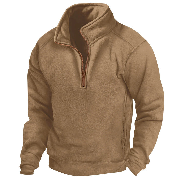 Maglione in pile marrone chiaro con zip a metà, design casual e caldo, ideale per l'inverno. Abbigliamento uomo, moda autunno-inverno.
