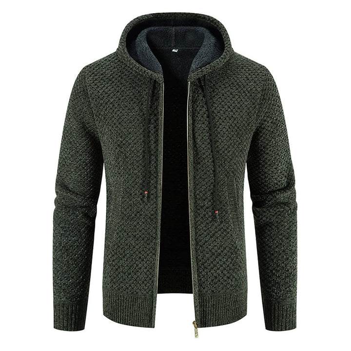 Giacca in maglia verde scuro con cappuccio, zip frontale e trama intrecciata. Moda uomo, abbigliamento casual, stile autunnale.
