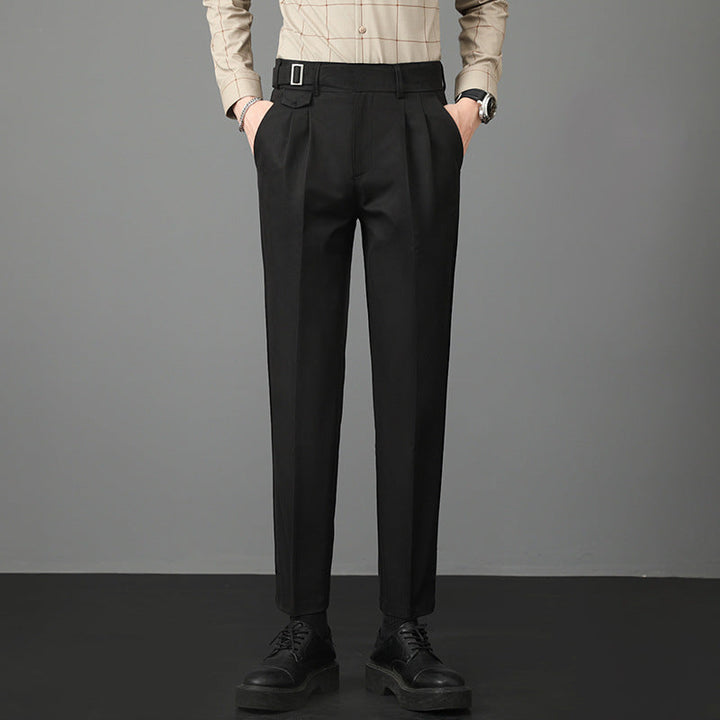 Pantaloni eleganti neri da uomo, abbinati a camicia beige a quadri e scarpe nere. Moda maschile, abbigliamento formale, stile classico.