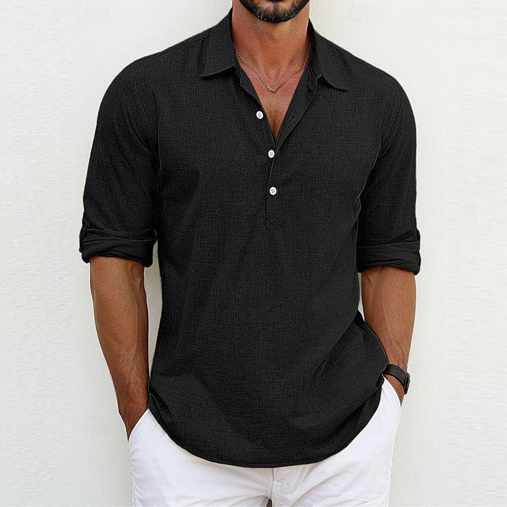 Camicia nera da uomo a maniche lunghe, stile casual, con colletto aperto e bottoni, abbinata a pantaloni bianchi. Moda maschile elegante.