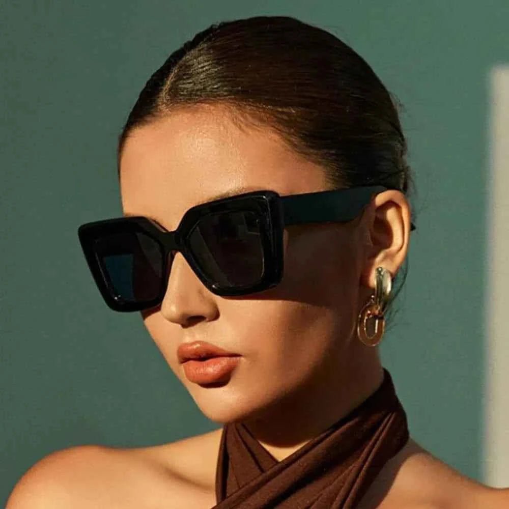 Celine – Schwarze Oversize Sonnenbrille mit kantigem Cat - Eye - Design - Cecile LavelleSchwarz