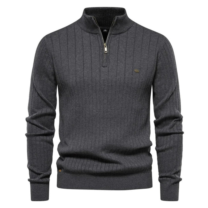 Maglione grigio scuro da uomo con zip corta, design a coste verticali, collo alto, maniche lunghe. Elegante e caldo, ideale per l'inverno.