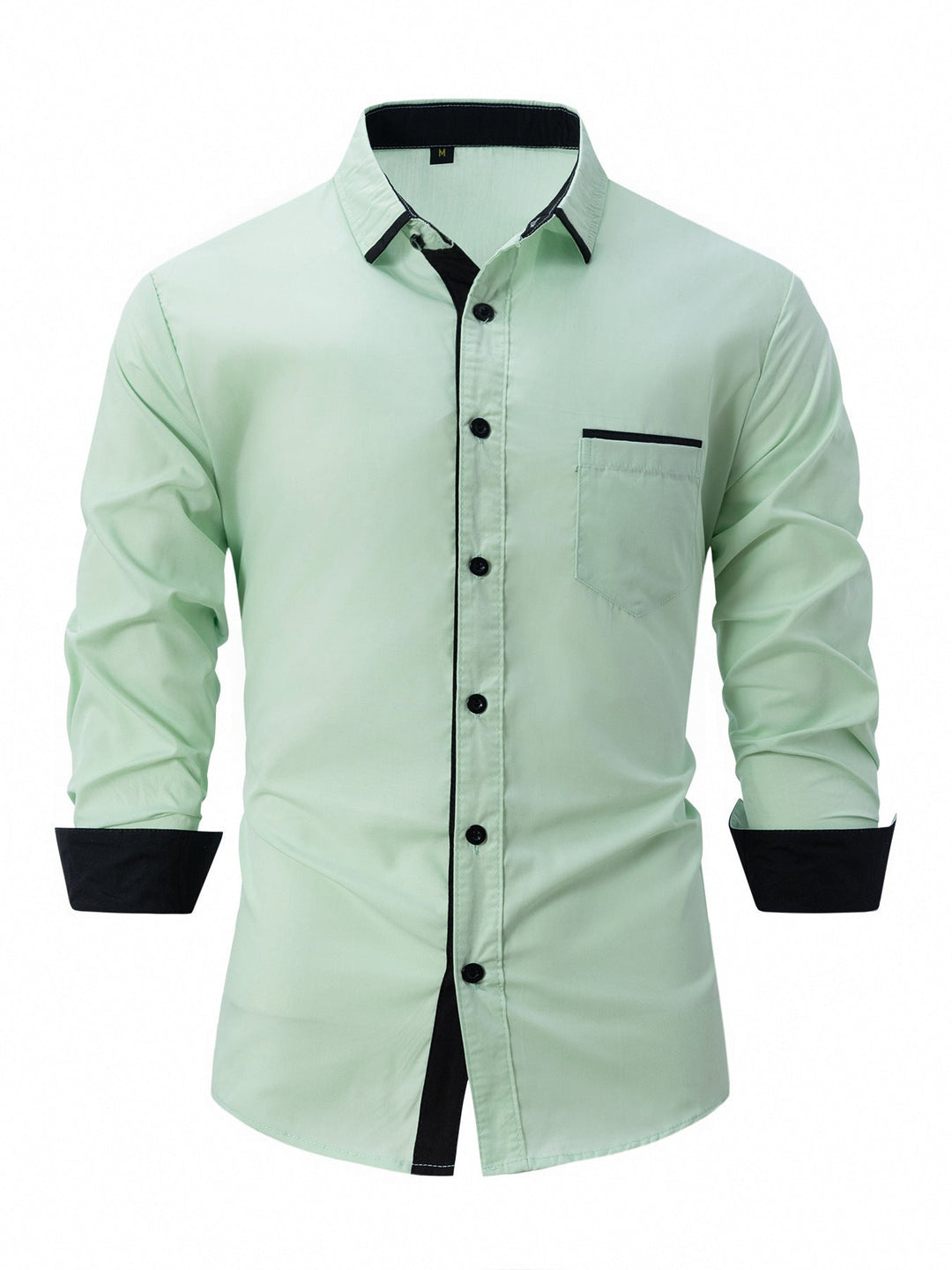 Camicia uomo verde chiaro, maniche lunghe, colletto classico, dettagli neri su polsini e bottoni, taschino frontale. Moda elegante casual.