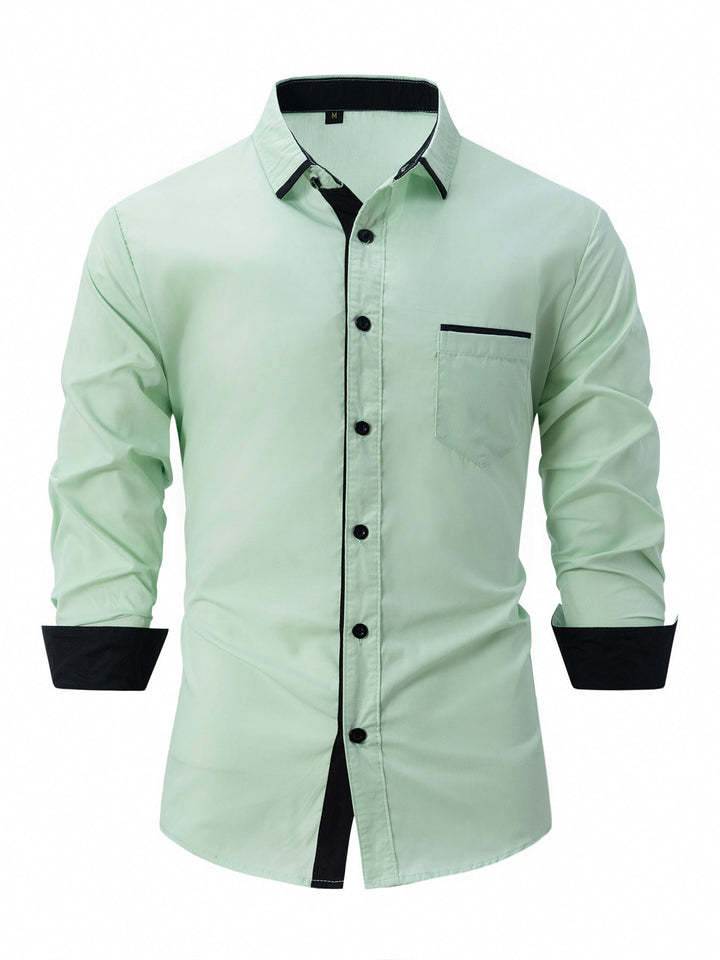 Camicia uomo verde chiaro, maniche lunghe, colletto classico, dettagli neri su polsini e bottoni, taschino frontale. Moda elegante casual.