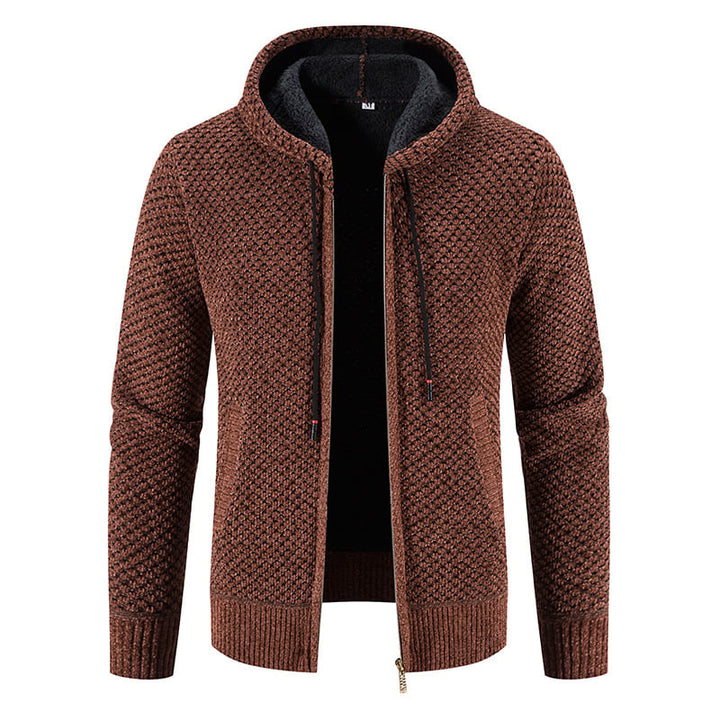 Giacca in maglia marrone con cappuccio, chiusura a zip, design a trama intrecciata. Moda uomo, abbigliamento autunnale, stile casual elegante.